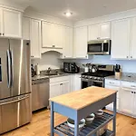 Modern 2-Bed, 2-Bath, 4 Min Walk To Northeastern