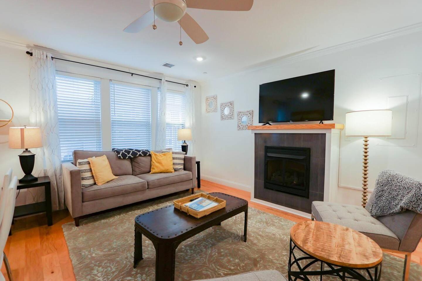 Apartment Modern 2-bed, 2-bath, 4 Min Walk To Northeastern Boston