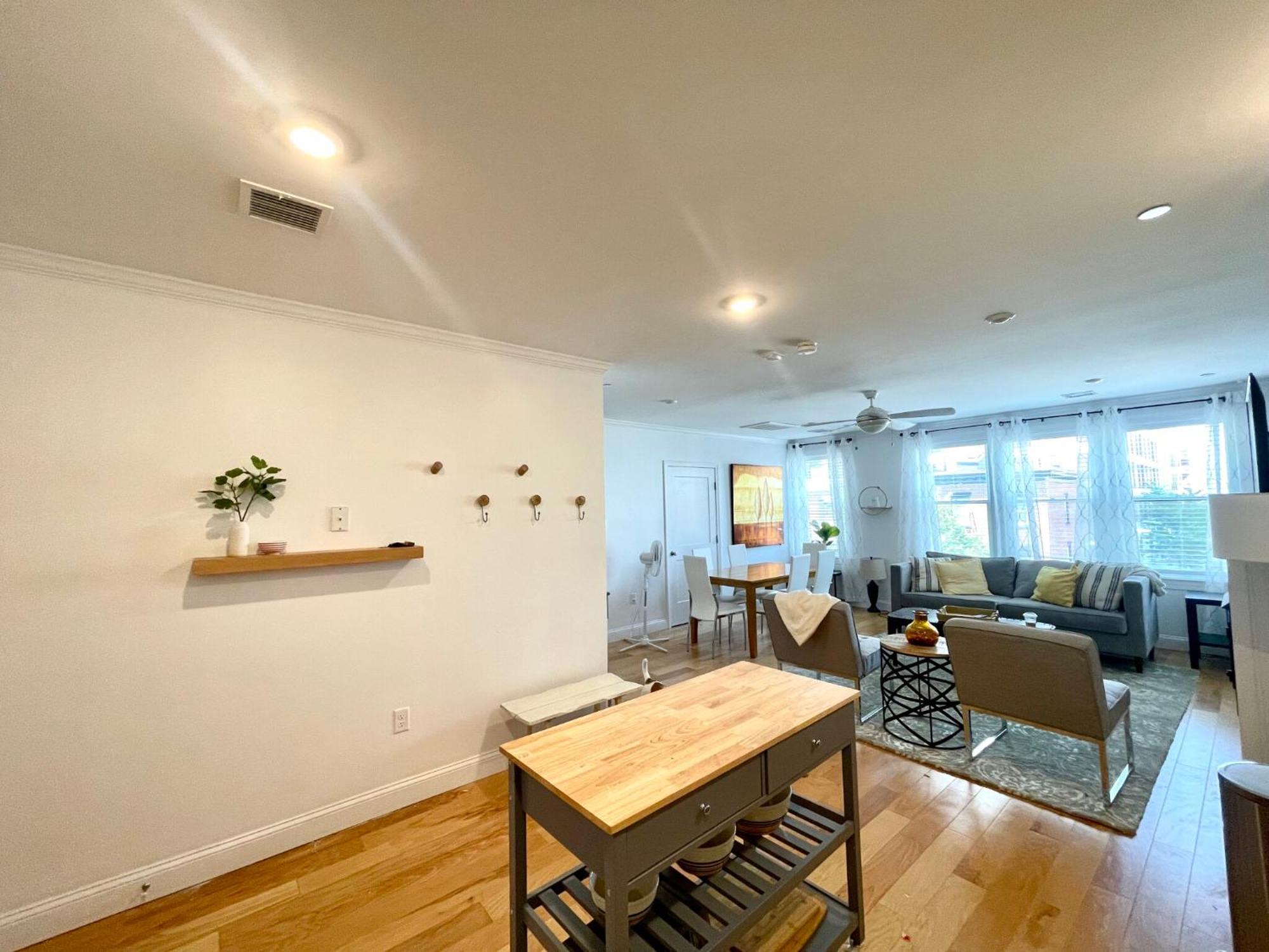 Apartment Modern 2-bed, 2-bath, 4 Min Walk To Northeastern Boston