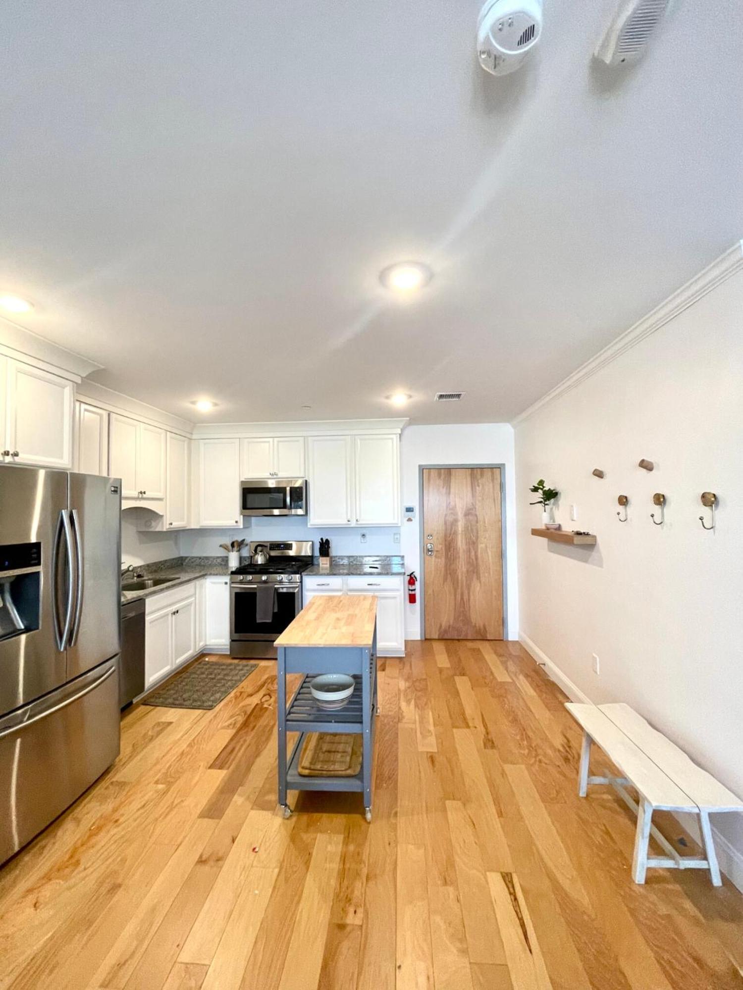 Apartment Modern 2-bed, 2-bath, 4 Min Walk To Northeastern Boston